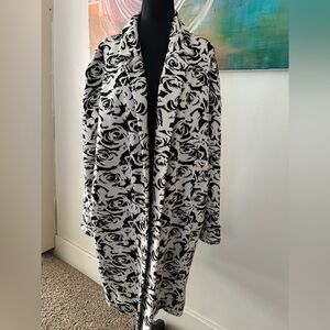 Tahari Soft Sweater Coat. Open Front, Notched Collar. Pockets. Rose Pattern L